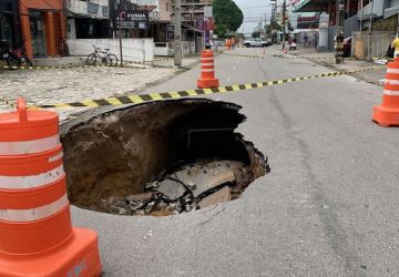 VÍDEO: asfalto cede e cratera se abre em avenida de João Pessoa