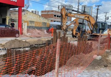 Equipes iniciam reparo em cratera, em João Pessoa; prazo é de 45 dias