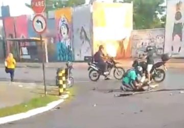 Garçom bate em placas após perder o controle de moto em João Pessoa