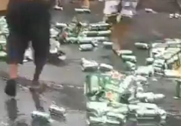 Caminhão de Heineken tomba no RJ e moradores saqueiam cervejas; VEJA VÍDEO