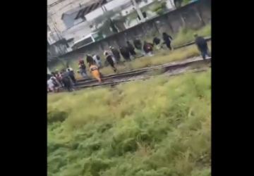 Policial militar é assassinado por criminosos durante operação em Vigário Geral (RJ); passageiros deitam no chão de trem durante tiroteio