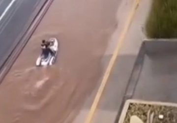 Vídeo: após chuva forte, homem pilota jet ski em rua 