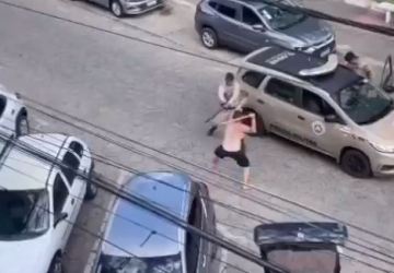 Homem é flagrado agredindo policiais de serviço na viatura e é imobilizado com ajuda da população; VEJA VÍDEO