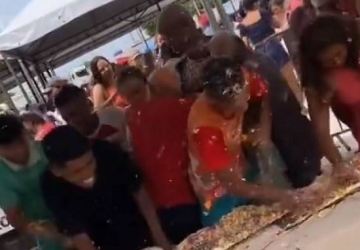 Bolo de 62 metros vira guerra de comida em aniversário de cidade do Maranhão