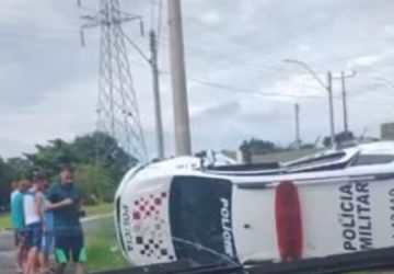 Viatura da PM capota durante perseguição a motociclista vestido de Papai Noel; VEJA VÍDEO