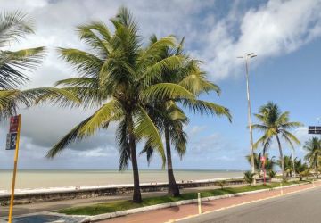 Mulher é atingida por veículo ciclomotor na orla de Manaíra