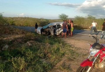 Colisão entre carro e carreta deixa um morto e feridos na Paraíba