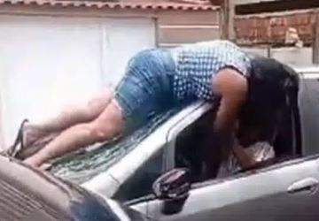 Mulher flagra marido com amante e destrói carro em movimento; VEJA VÍDEO