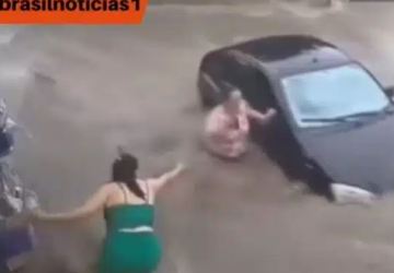 Tia e sobrinha são arrastadas por enxurrada em SP; VEJA VÍDEO