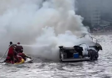 Embarcação com pessoas a bordo pega fogo em Balneário Camboriú; veja vídeo