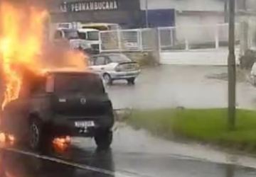 VÍDEO | Carro pega fogo durante chuva e congestiona BR-101, na Paraíba