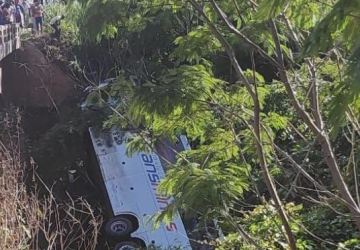 Acidente entre ônibus e carro deixa seis mortos e 26 feridos em Minas Gerais