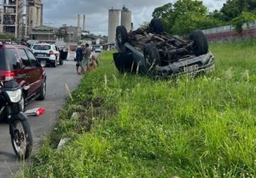 Caminhonete capota após colidir com carro em João Pessoa