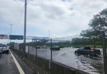 Alagamento fecha rodovia e deixa motorista ilhados há 10 horas