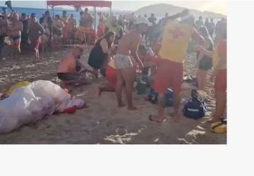 VÍDEO: parapentista colide com prédio e cai sobre banhistas em praia; VEJA