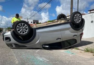 Carro capota após colisão no bairro do Cristo, em João Pessoa