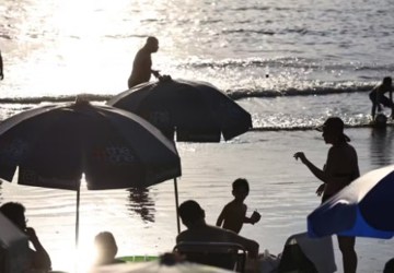 Sensação térmica chega a 45°C e litoral de SP tem o dia mais quente do ano; temperaturas devem aumentar ainda mais