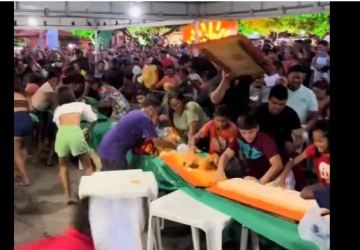 População disputa pedaços do bolo em comemoração ao aniversário da cidade de Icapuí, Ceará