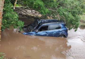 Duas crianças morrem em acidente após carro ser arrastado por enxurrada na Bahia