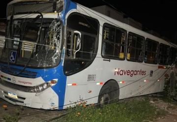 Ônibus desgovernado bate em carro e derruba poste em João Pessoa