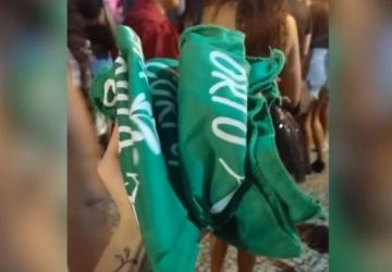 Movimentos distribuem lenços pró-aborto no carnaval