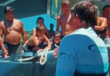 Bolsonaro anda de jet ski e cumprimenta apoiadores em Angra dos Reis