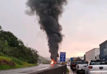 Carreta tomba e pega fogo na Dutra, interditando pista por 3 horas