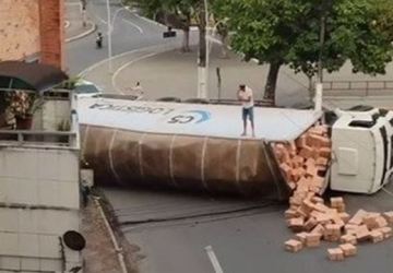 Caminhão com alimentos tomba em rotatória de Campina Grande