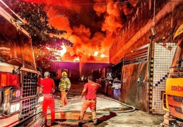 Bombeiros combatem incêndio em galpões da Receita Federal em Santos há mais de 30 horas