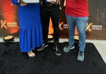 Rafael Oculos recebe a premiação de melhor ótica do ano de 2023