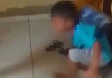 VÍDEO | Mãe é presa por espancar menino de 3 anos e gravar agressões, na PB