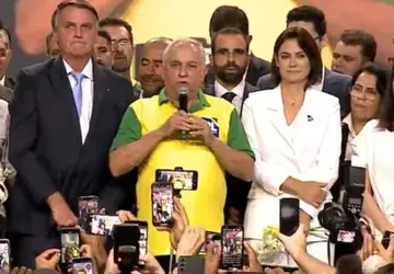 Ao lado de Bolsonaro, senador Izalci oficializa ida para o PL após décadas no PSDB