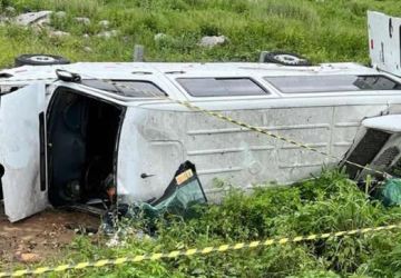 Uma pessoa morre e seis ficam feridas em um acidente envolvendo uma van, na PB