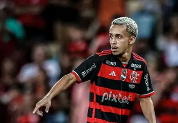 Jogador do Flamengo é roubado após título do Carioca, mas recupera o carro