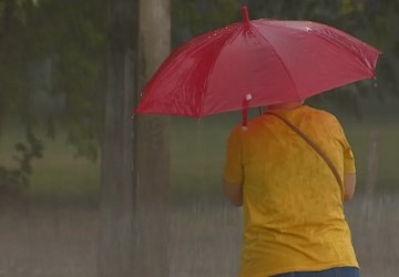 Aproximação de frente fria traz temporais e ondas de até 3 metros no Sul do Brasil