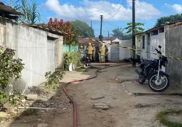 Incêndio atinge casa e bombeiros salvam cachorros em João Pessoa