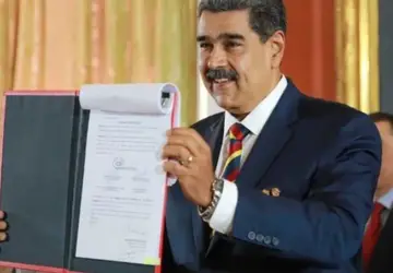 Maduro derruba opositores e aparece 13 vezes em cédula de votação na Venezuela