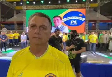 Jair Bolsonaro volta a hospital em Manaus para ser medicado