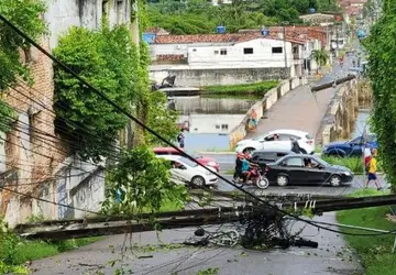 Dois postes e fiações caem no meio de rua no Centro de João Pessoa