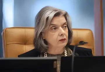 Cármen Lúcia vota para instaurar processo contra Janones por difamar Bolsonaro
