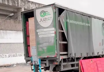 FLAGRANTE! Mais um escândalo na gestão de BAYEUX: Fisco apreende caminhão carregado de livros no valor de 2 milhões sendo descarregado no estádio Lorival Caetano 