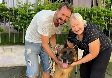 Reencontro de idosa com cão perdido em enchente emociona voluntários de abrigo; veja vídeo