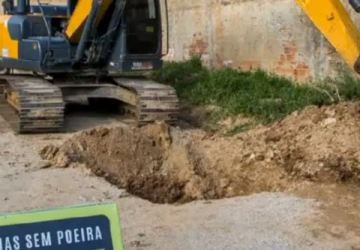 Prefeitura abre buraco em rua para anunciar asfalto; VEJA VÍDEO