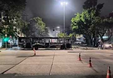 Grupo de 50 pessoas bloqueia avenida e incendeia dois ônibus em Porto Alegre