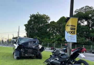 Veículos destruídos em acidentes são expostos em avenidas de João Pessoa para alertar motoristas