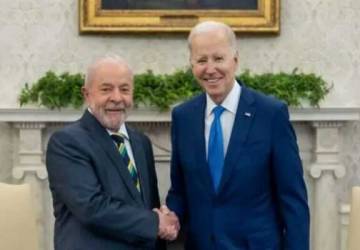 Jornalista norte-americano afirma que Biden e Kamala financiam censura no Brasil