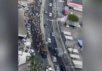 VÍDEO: Jair Bolsonaro percorre avenidas em João Pessoa com apoiadores em ato de campanha de Queiroga