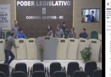 VÍDEO: Vereador petista corre atrás de outro em confusão durante sessão legislativa em SC após ouvir Cala boca, baba ovo