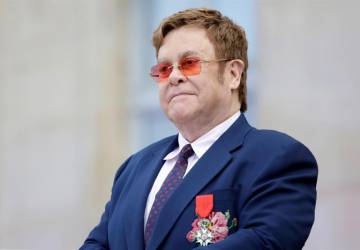 Elton John fala sobre perda de visão durante estreia de musical: 