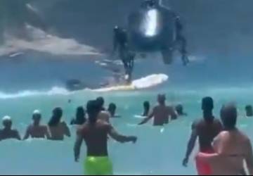 Fuzil Cai De Helicóptero Da PM Em Praia Lotada De Cabo Frio, Rio De Janeiro